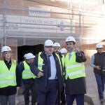 Alejandro Vázquez junto con el alcalde de Medina de Rioseco, David Esteban