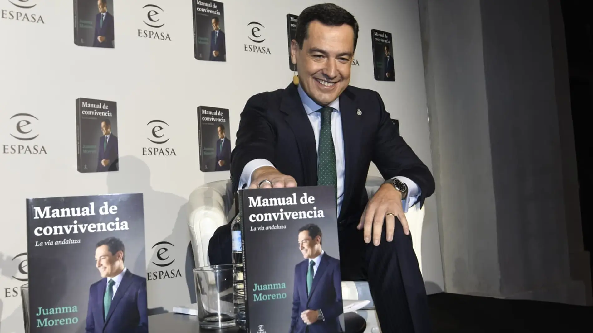 Juanma Moreno, junto a un ejemplar de su nuevo libro, hoy durante la presentación del mismo