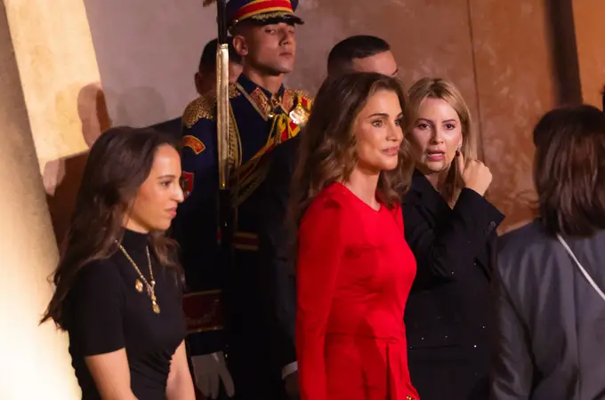El impresionante look rojo de Rania de Jordania y el vestido negro asimétrico de su hija Salma que conquistan Egipto El impresionante look rojo de Rania de Jordania y el vestido negro asimétrico de su hija Salma que conquistan Egipto