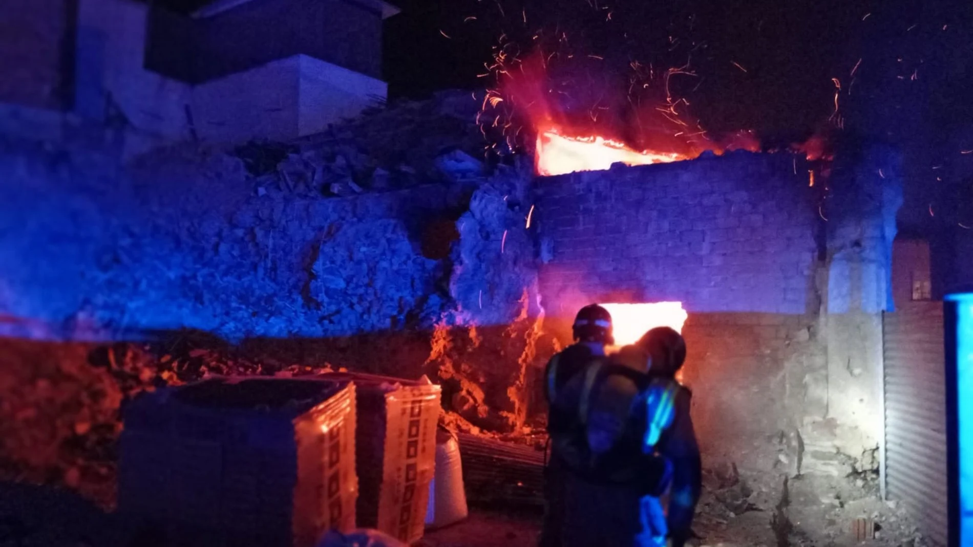 MURCIA.-Sucesos.- Atienden a un hombre tras inhalar humo en el incendio de una vivienda en Lorca (Murcia)