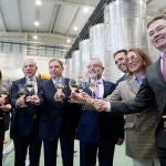 El ministro de Agricultura, Pesca y Alimentación, Luis Planas, inaugura las nuevas instalaciones de la Bodega Cuatro Rayas y asiste, junto a la consejera de Agricultura, Ganadería y Desarrollo Rural, María González Corral, al acto con motivo del 90 aniversario de la Bodega