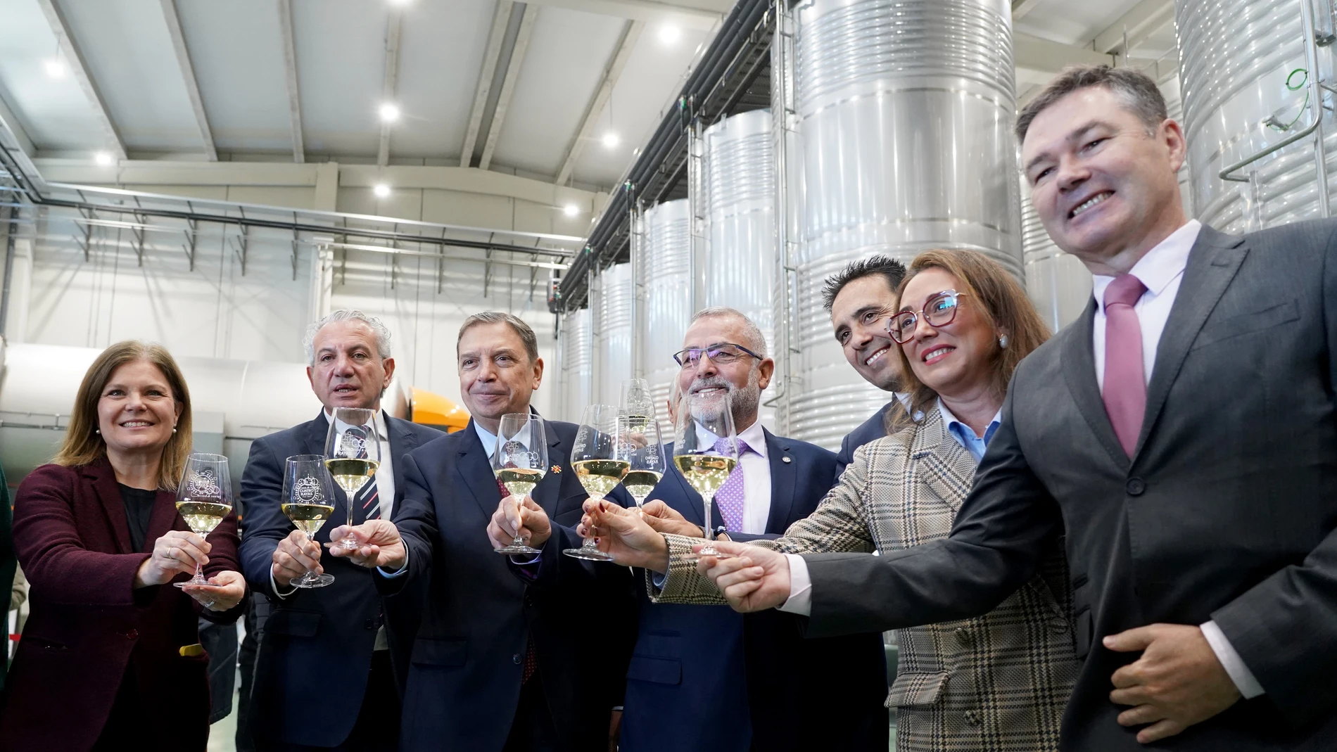 El ministro de Agricultura, Pesca y Alimentación, Luis Planas, inaugura las nuevas instalaciones de la Bodega Cuatro Rayas y asiste, junto a la consejera de Agricultura, Ganadería y Desarrollo Rural, María González Corral, al acto con motivo del 90 aniversario de la Bodega