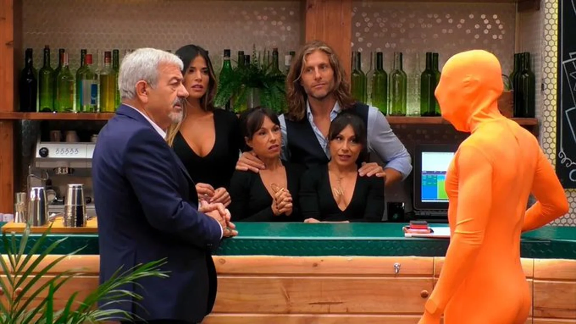 Carlos Sobera y el resto del equipo de 'First Dates', sin palabras ante la presencia de Personaje Zeta