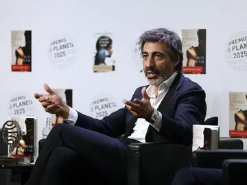 Presentación de novelas ganadora y finalista del Premio Planeta 2025 MADRID, 04/11/2025.- Juan del Val, ganador del Premio Planeta 2025 con la novela 'Vera, una historia de amor', durante la presentación de las novelas ganadora y finalista del mencionado galardón este martes en el instituto Cervantes, en Madrid. EFE/ Javier Lizon