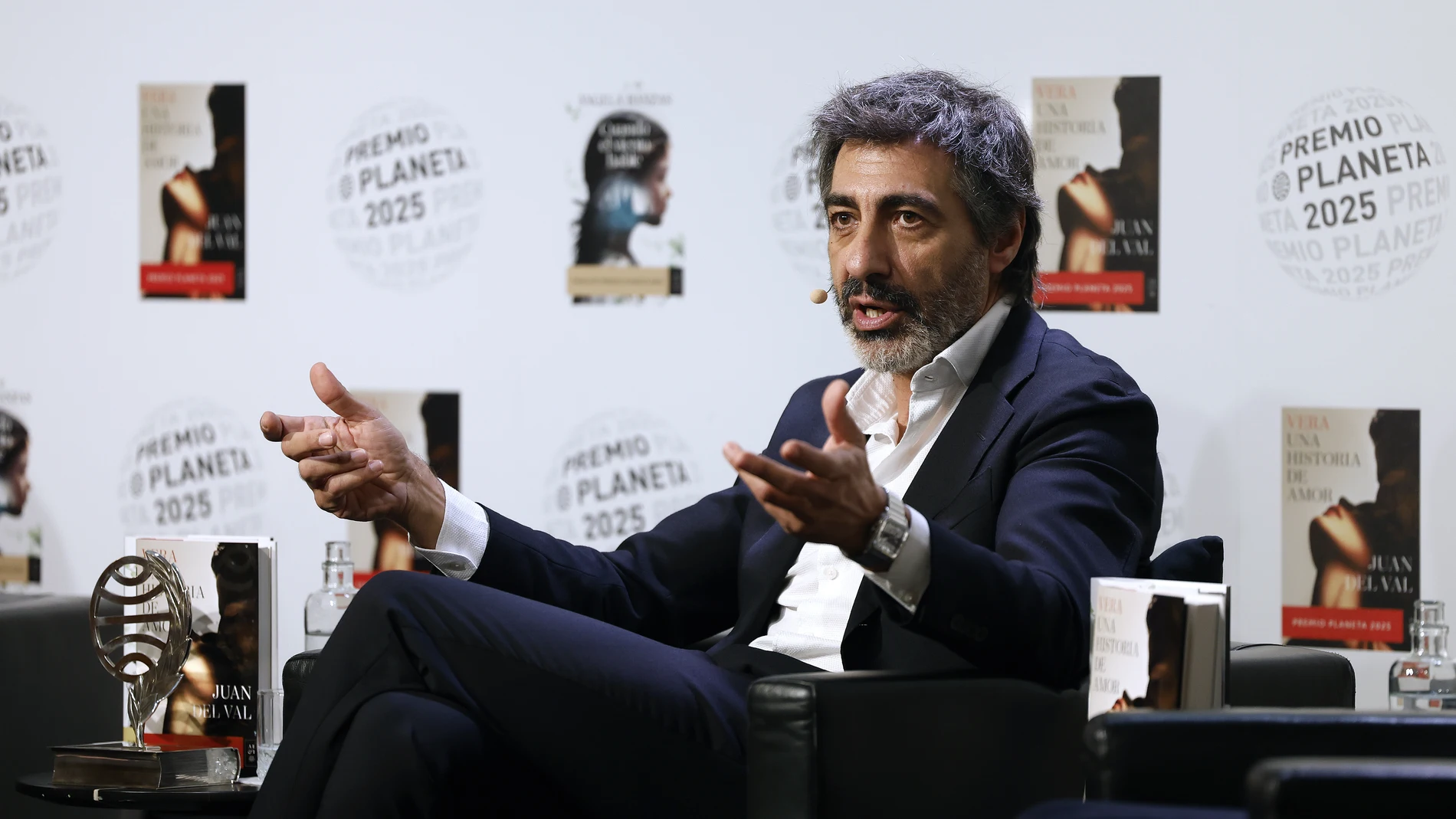 MADRID, 04/11/2025.- Juan del Val, ganador del Premio Planeta 2025 con la novela 'Vera, una historia de amor', durante la presentación de las novelas ganadora y finalista del mencionado galardón este martes en el instituto Cervantes, en Madrid. EFE/ Javier Lizon