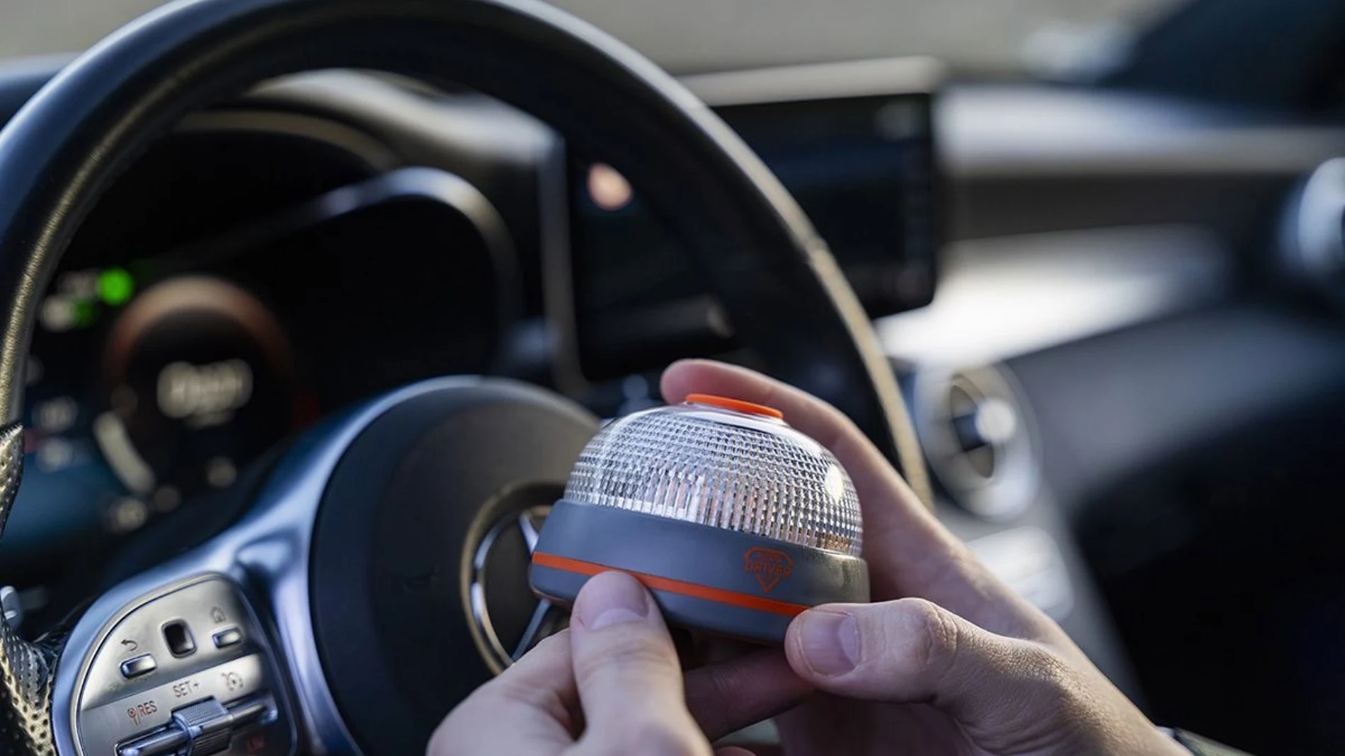 Hero Driver LED, la baliza V16 conectada que será obligatoria en todos los vehículos desde 2026