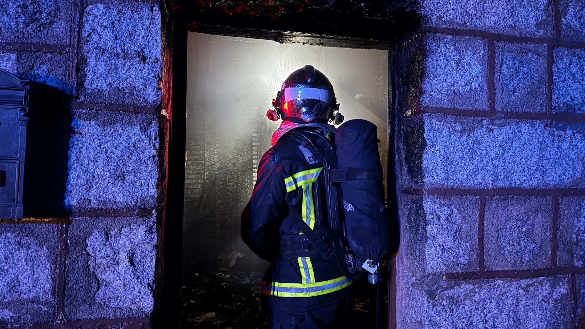 Un bombero en la extinción del incendio de una vivienda en Bustarviejo (Madrid) REMITIDA / HANDOUT por COMUNIDAD DE MADRID Fotografía remitida a medios de comunicación exclusivamente para ilustrar la noticia a la que hace referencia la imagen, y citando la procedencia de la imagen en la firma 04/11/2025