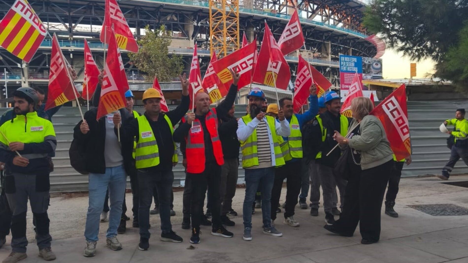 Unas 40 personas protestan ante el Camp Nou por el despido de obreros ...