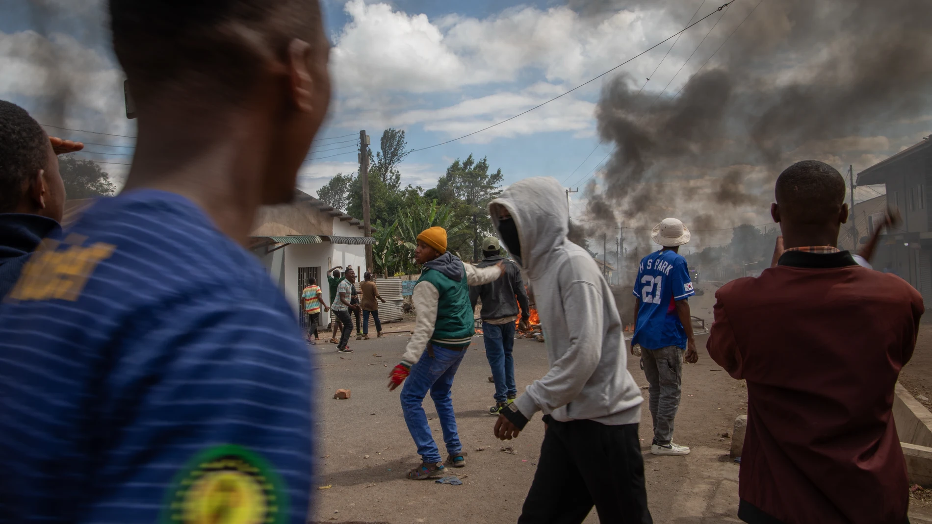 Manifestantes protestan en las calles de Arusha, Tanzania, el día de las elecciones, miércoles 29 de octubre de 2025.