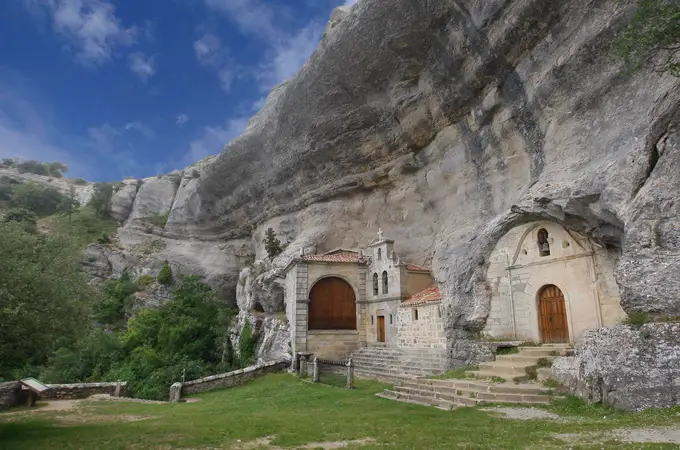 Las inquietantes leyendas de la ermita rupestre que presume de unas pinturas murales únicas en el mundo Las inquietantes leyendas de la ermita rupestre que presume de unas pinturas murales únicas en el mundo
