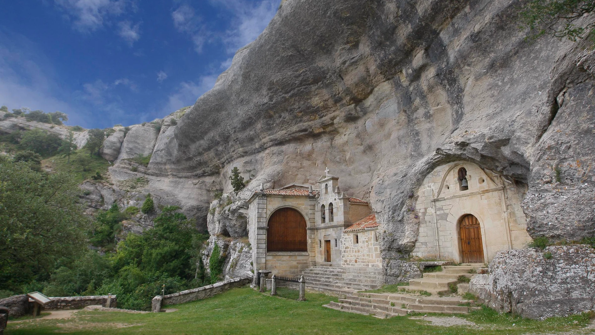 Ermita rupestre de San Tirso y San Bernabé, en la provincia de Burgos