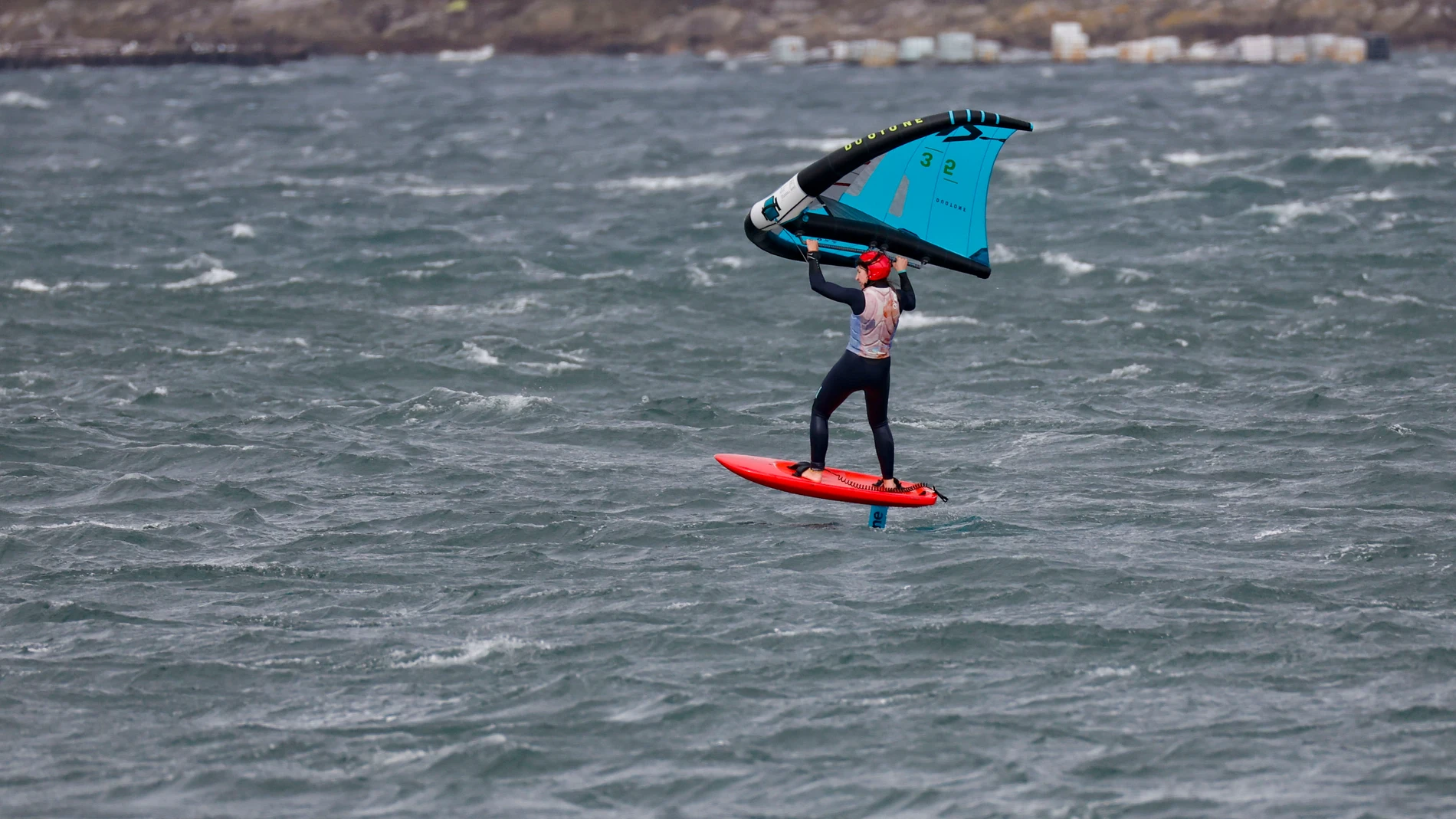 FOTODELDÍA PORTOSIN, A CORUÑA, 04/11/2025.- Una deportista aprovecha el fuerte viento para navegar en wing-foil en la ría de Muros y Noia, este martes. Las fuertes rachas de viento previstas para hoy, que en algunos puntos de Asturias pueden superar los 100 kilómetros por hora, han puesto en alerta a cinco comunidades autónomas, según los datos de la Agencia Estatal de Meteorología (Aemet). Están en alerta las comunidades de Asturias, Cantabria, Castilla y León, Galicia y Navarra. EFE/Lavande...