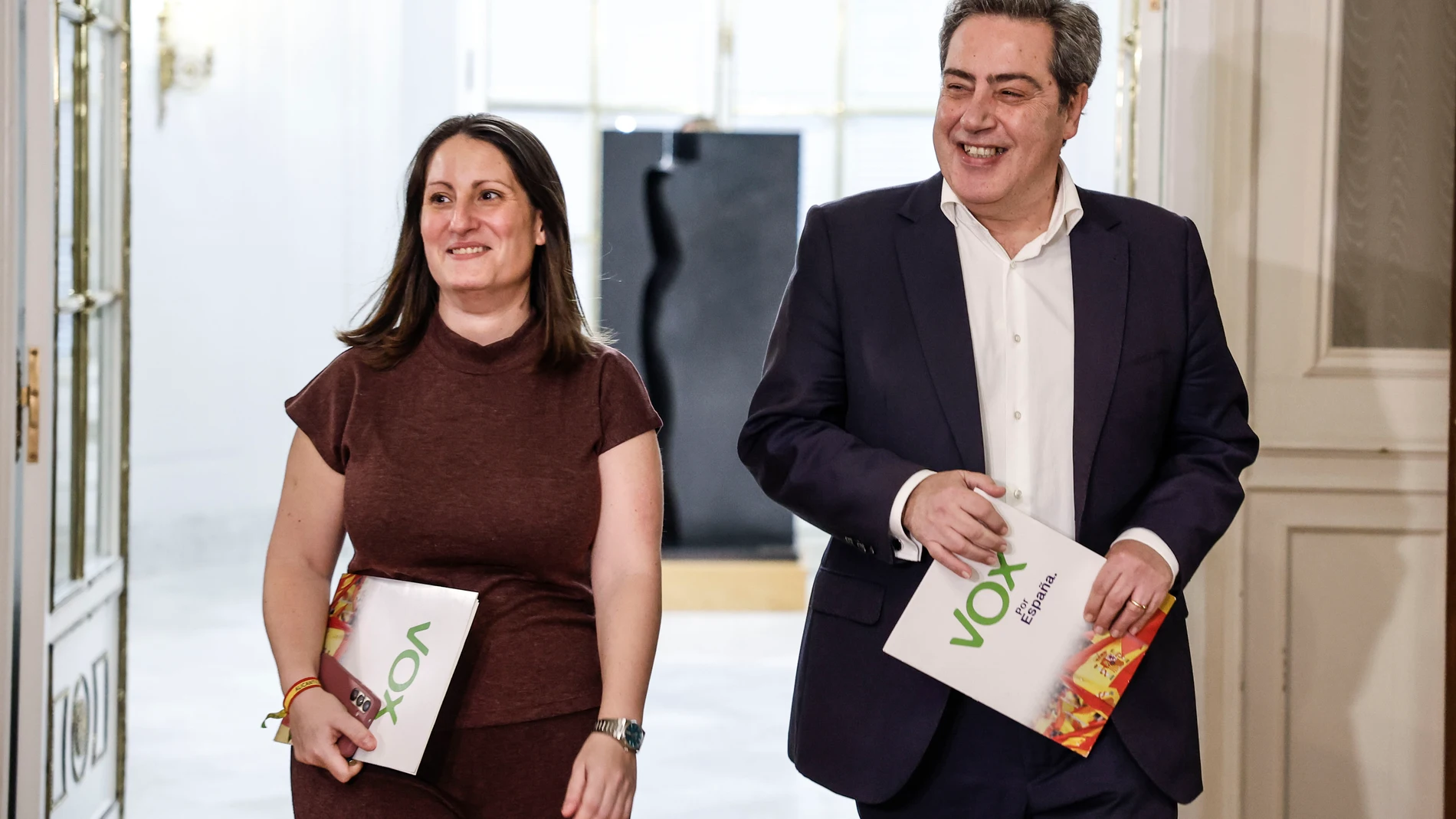 GRAFCVA182. VALÈNCIA, 04/11/2025.- La Junta de Síndics de Les Corts Valencianes celebra su primera reunión tras el anuncio de dimisión de Carlos Mazón como president de la Generalitat, que abre un calendario para elegir al nuevo president entre los diputados autonómicos y que podría estar investido, como muy pronto, la última semana de noviembre. En la imagen el portavoz de Vox, José María Llanos, acompañado por la portavoz adjunta Ana Vega a su llegada a la reunión. EFE/Ana Escobar