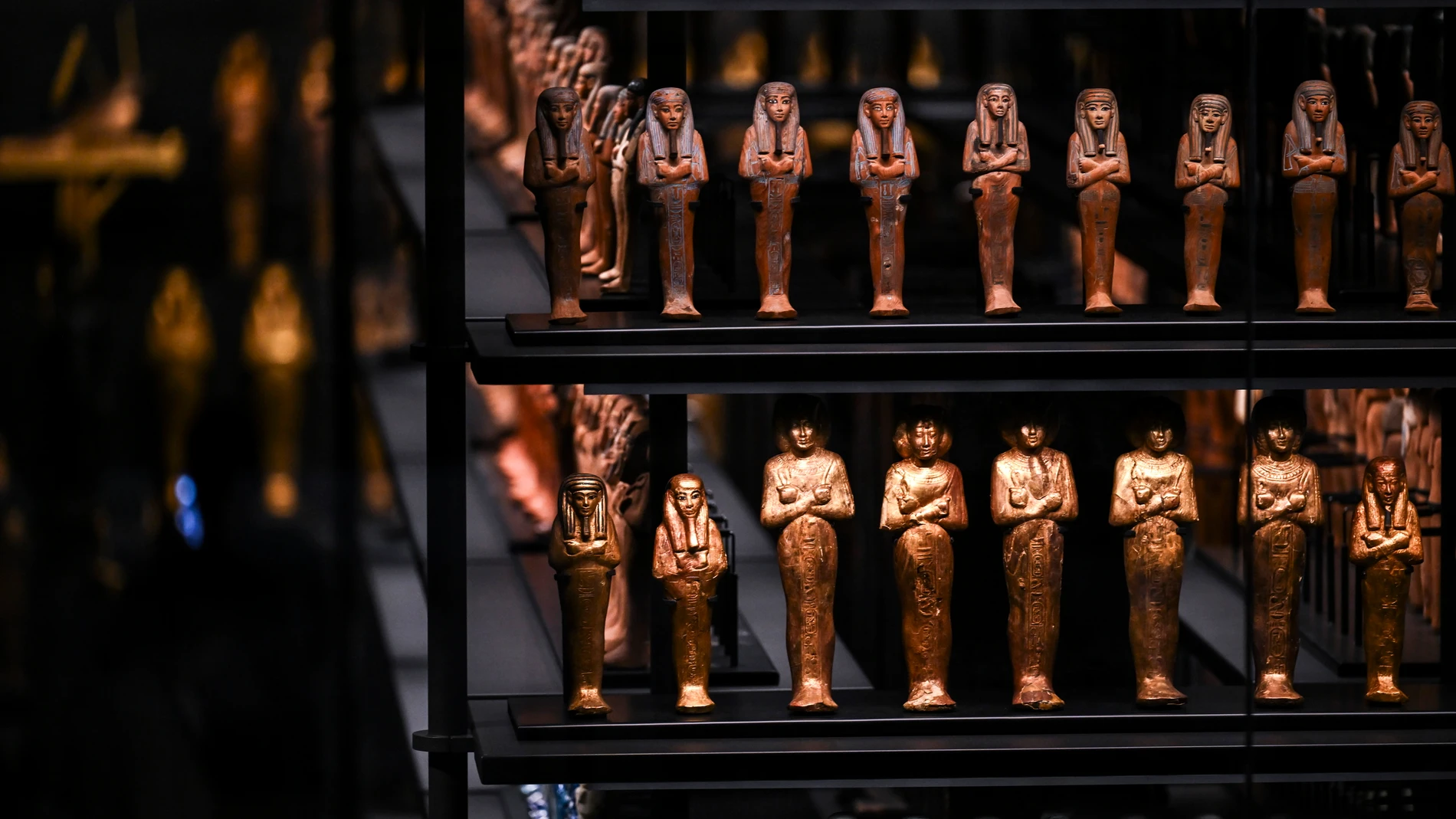 GIZA (Egypt), 04/11/2025.- Ancient Egyptian statues on display at the Grand Egyptian Museum during the museum's opening to the public in Giza, Egypt, 04 November 2025. Located on the Giza Plateau, the Grand Egyptian Museum is recognized as the world's largest archaeological museum dedicated to a single culture, and is home to more than 100,000 artifacts. (Egipto) EFE/EPA/MOHAMED HOSSAM