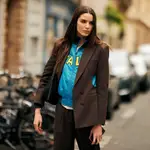 Modelo con blazer en el street style de París.