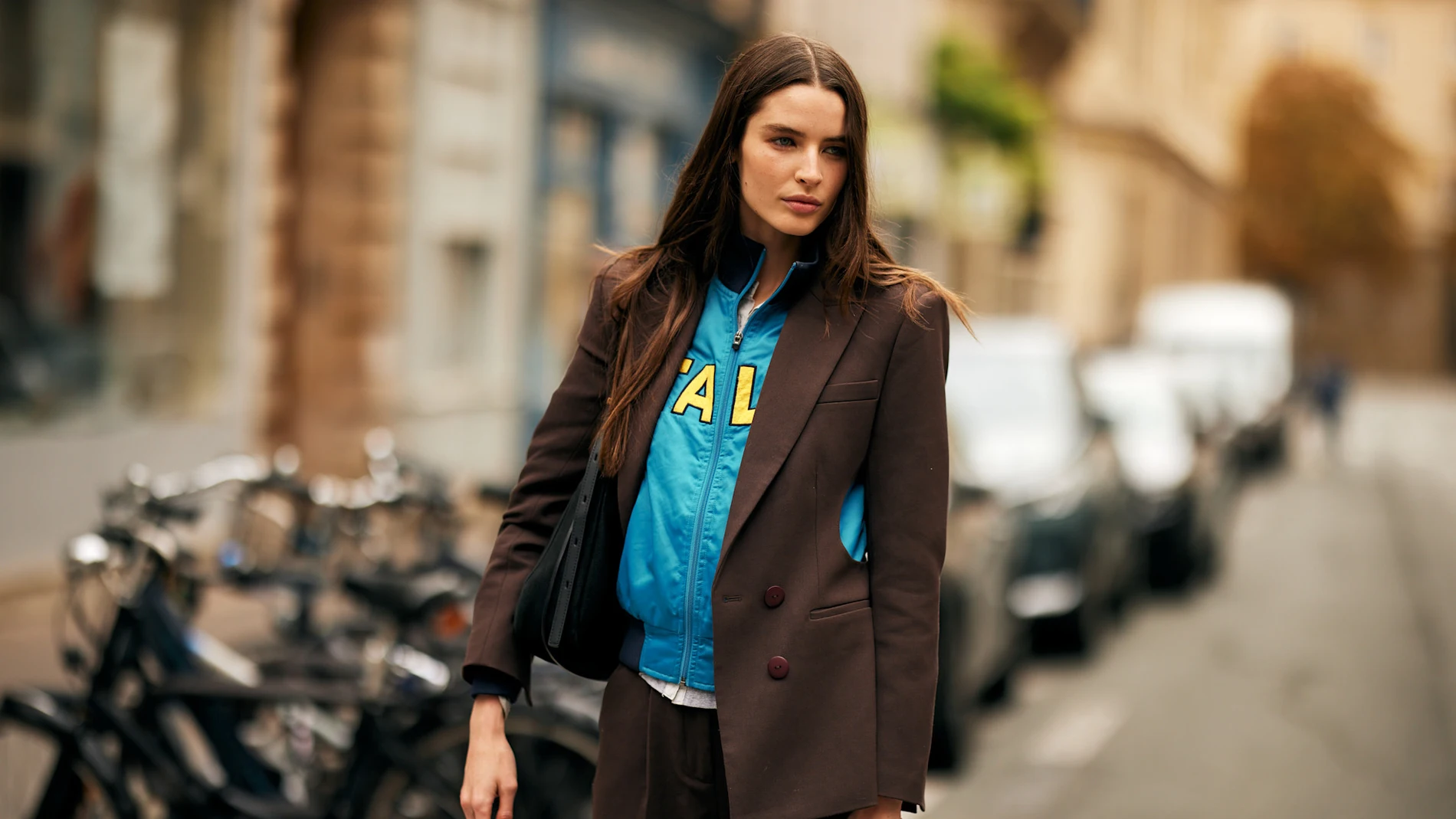 Modelo con blazer en el street style de París.