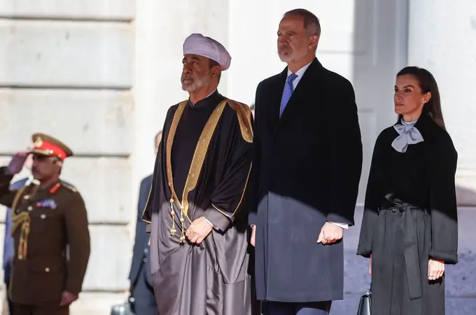 La Reina Letizia da una lección de elegancia clásica con abrigo negro y lazada al recibir al Sultán de Omán en el Palacio Real La Reina Letizia da una lección de elegancia clásica con abrigo negro y lazada al recibir al Sultán de Omán en el Palacio Real