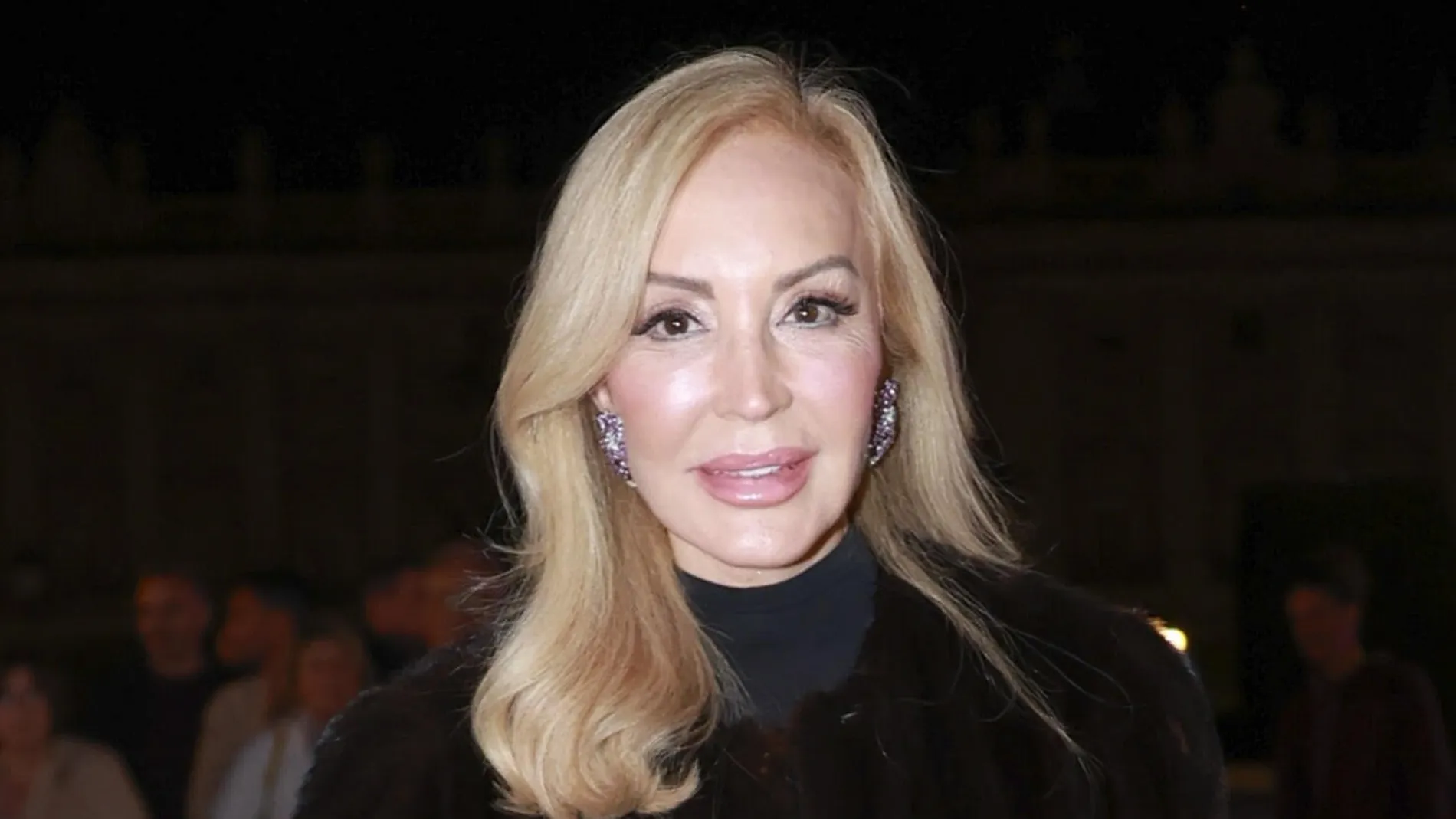 El look de Carmen Lomana en una noche de premios.