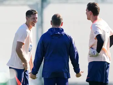 UEFA Champions League MD-1 - FC Barcelona Barcelona (Spain), 04/11/2025.- FC Barcelona's head coach Hansi Flick (C), striker Robert Lewandowski (L) and goalkeeper Wojciech Szczesny (R) attend a training session of the team held at Joan Gamper Sports Complex in Barcelona, Spain, 04 November 2025. Barcelona prepare for their UEFA Champions League match against Club Brugge. (Liga de Campeones, España) EFE/EPA/ALEJANDRO GARCIA