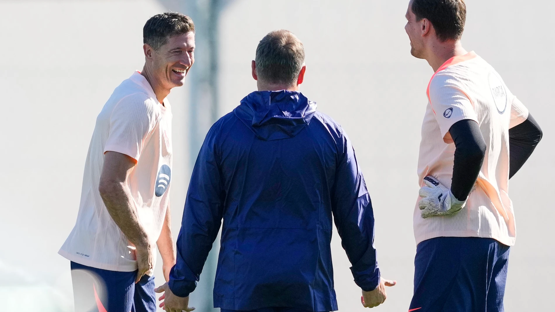 Barcelona (Spain), 04/11/2025.- FC Barcelona's head coach Hansi Flick (C), striker Robert Lewandowski (L) and goalkeeper Wojciech Szczesny (R) attend a training session of the team held at Joan Gamper Sports Complex in Barcelona, Spain, 04 November 2025. Barcelona prepare for their UEFA Champions League match against Club Brugge. (Liga de Campeones, España) EFE/EPA/ALEJANDRO GARCIA