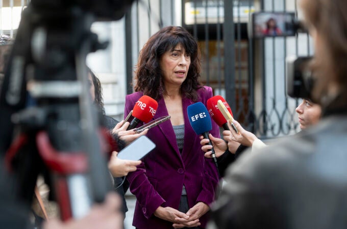 Ana Redondo asiste al minuto de silencio en repulsa por los últimos asesinatos machistas