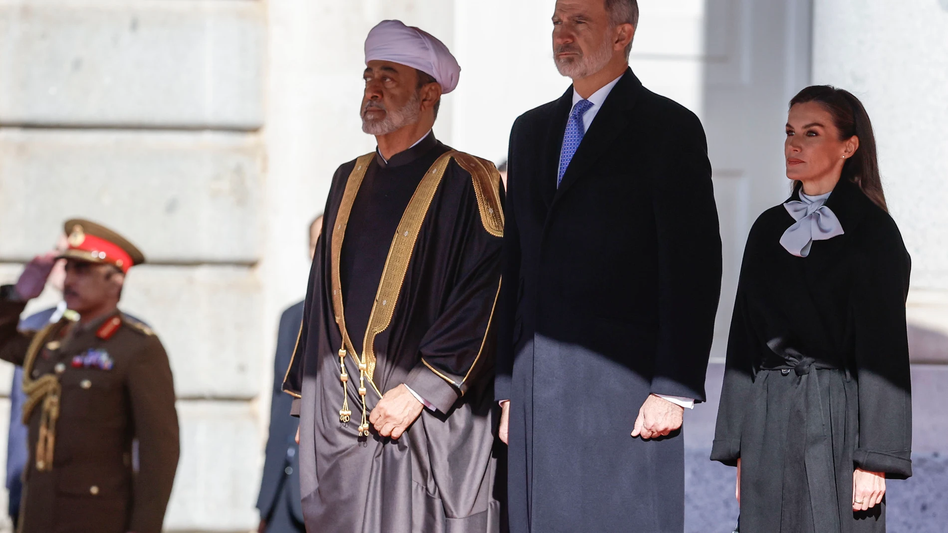 MADRID, 04/11/2025.- El rey Felipe VI, y la reina Letizia, junto al sultán de Omán, Haitham bin Tariq Al Said, durante la recepción con honores militares en su primer viaje oficial de Estado a España, este martes en el Palacio Real.-EFE/ Mariscal