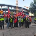Protesta ante el Camp Nou por el despido de obreros en "situación irregular" Protesta ante el Camp Nou por el despido de obreros en "situación irregular"
