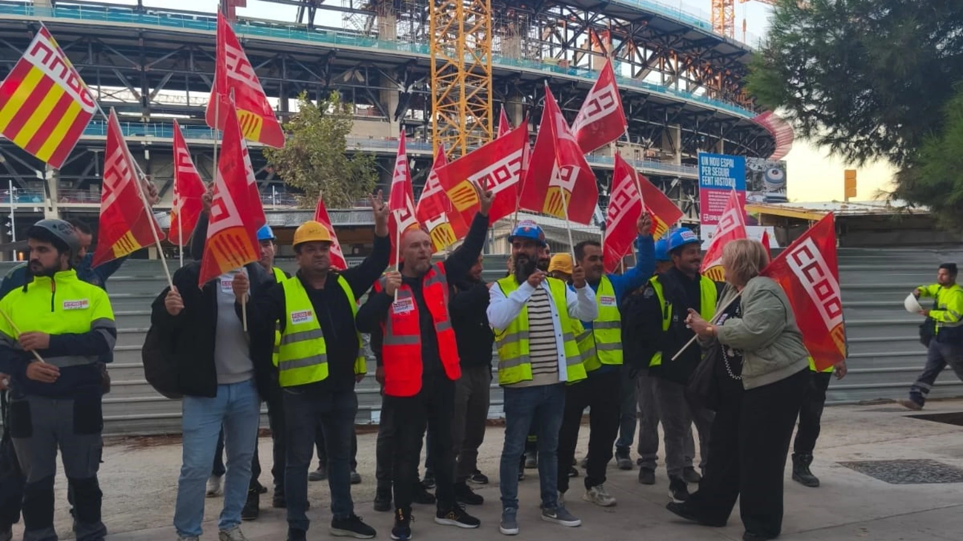 Unas 40 personas se reúnen ante el Camp Nou en contra del despido de obreros en situación irregularREMITIDA / HANDOUT por CC.OO.Fotografía remitida a medios de comunicación exclusivamente para ilustrar la noticia a la que hace referencia la imagen, y citando la procedencia de la imagen en la firma04/11/2025