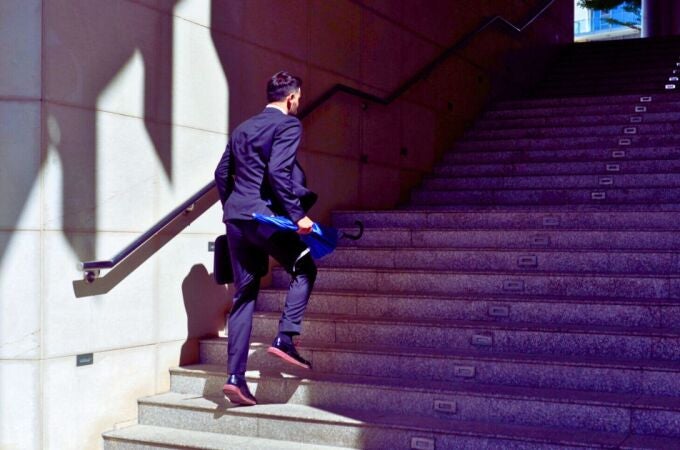 Breves ráfagas de ejercicio, como subir escaleras o caminar a paso rápido, pueden mejorar la salud del corazón, según un estudio de la Universidad de Oviedo Breves ráfagas de ejercicio, como subir escaleras o caminar a paso rápido, pueden mejorar la salud del corazón, según un estudio de la Universidad de Oviedo