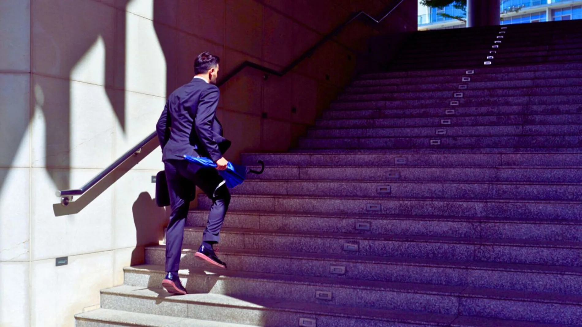 Breves ráfagas de ejercicio, como subir escaleras o caminar a paso rápido, pueden mejorar la salud del corazón, según un estudio de la Universidad de Oviedo