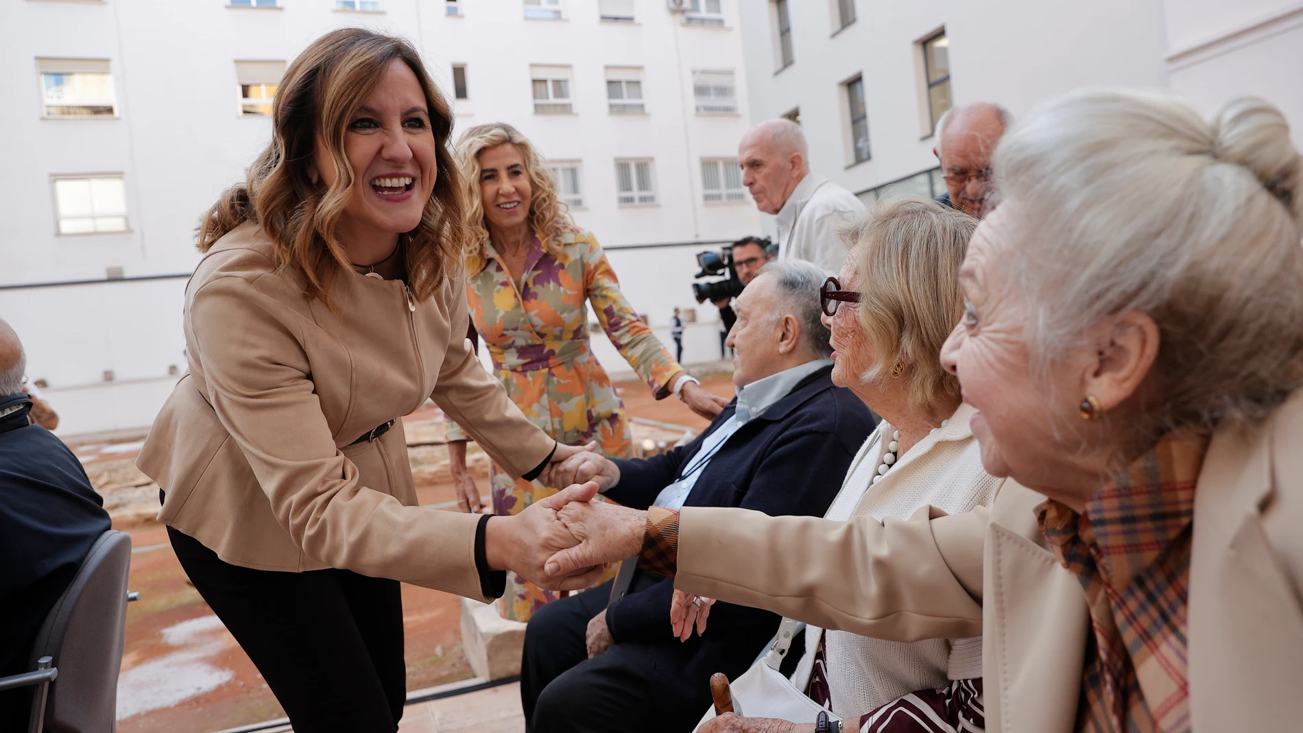 La alcaldesa Catalá ha inaugurado hoy el centro de mayores El Pilar, de Valenciano se cierra a nada "con prudencia"