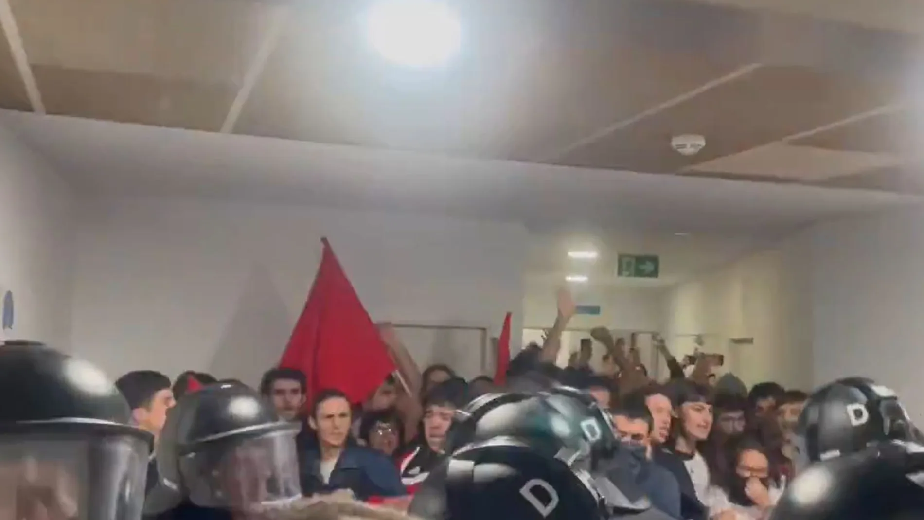 Momento del acoso en la presentación del libro