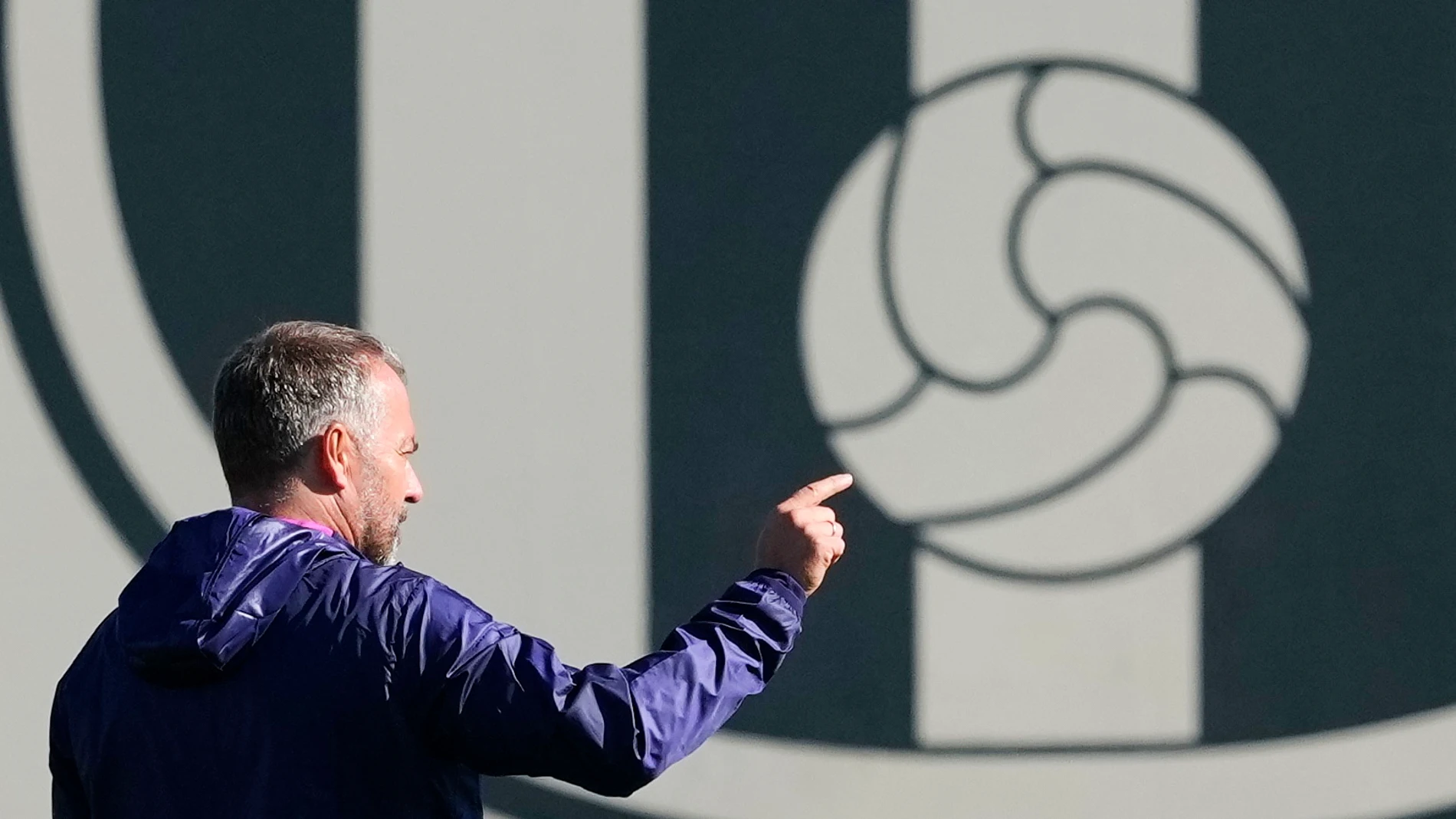 Barcelona (Spain), 04/11/2025.- FC Barcelona's head coach Hansi Flick leads a training session of the team held at Joan Gamper Sports Complex in Barcelona, Spain, 04 November 2025. Barcelona prepare for their UEFA Champions League match against Club Brugge. (Liga de Campeones, España) EFE/EPA/ALEJANDRO GARCIA