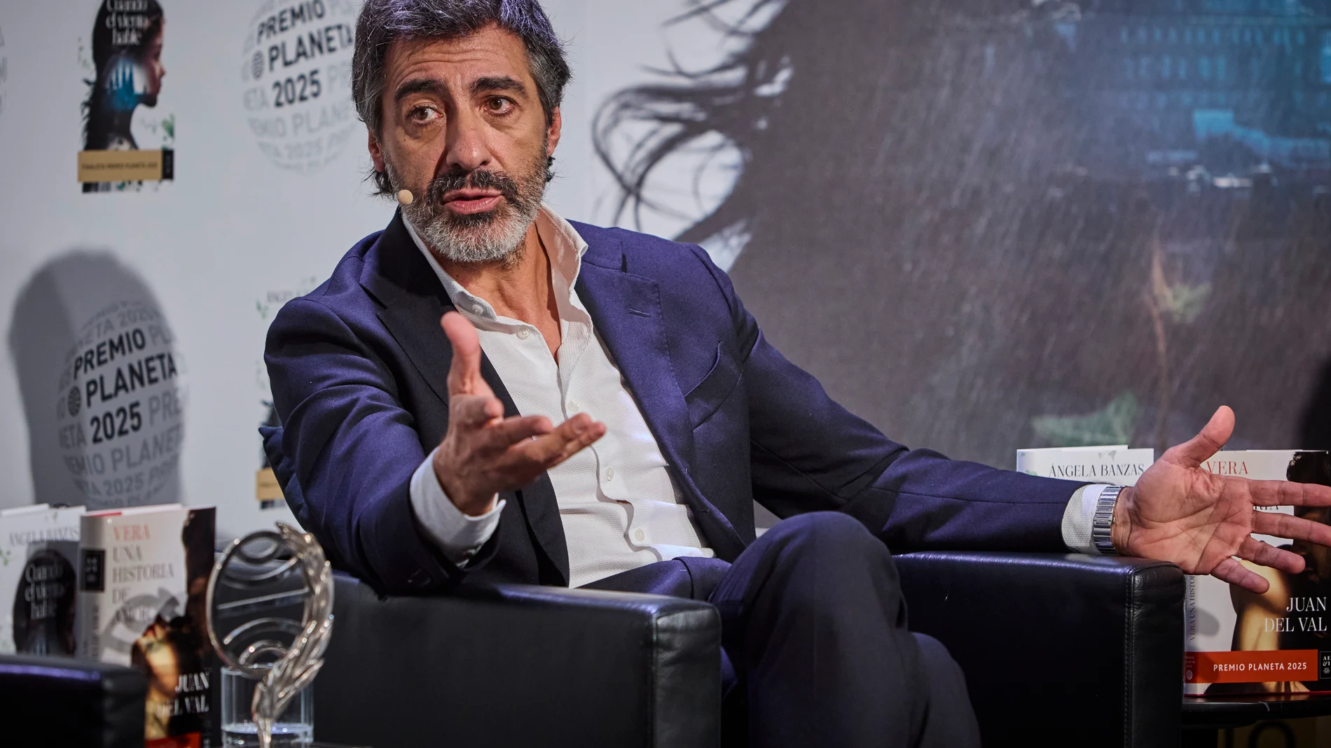 Presentacion del Premio Planeta 2025 en el Instituto Cervantes en Madrid. El escritor Juan del Val, ganador del premio Planeta con la novela "Vera, una historia de amor", junto a la escritora Angela Banzas, finalista con la novela "Cuando el viento hable”. © Alberto R. Roldán / Diario La Razón. 04 11 2025