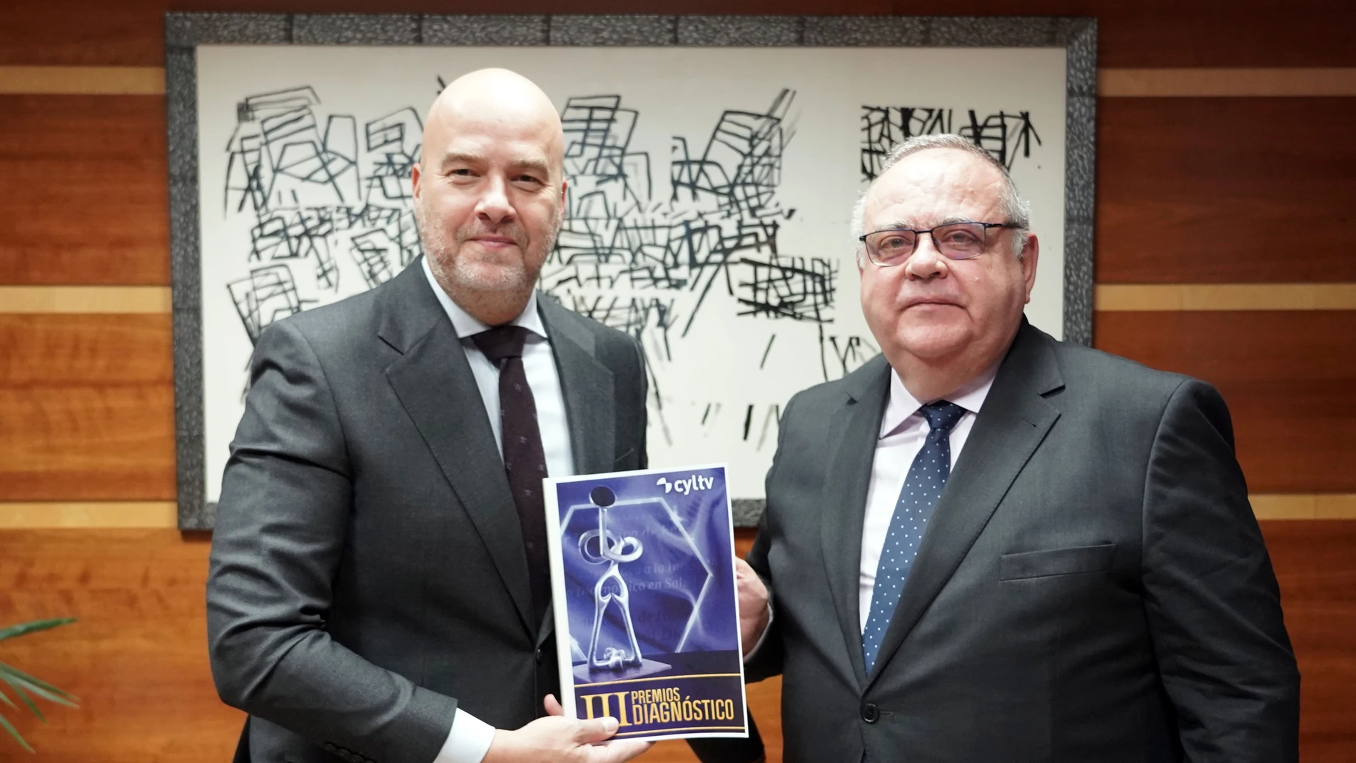 Alejandro Vázquez junto con el director general de Castilla y León Televisión, Jorge Losada