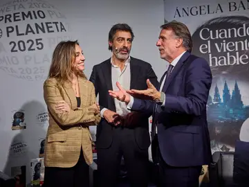 Presentacion del Premio Planeta 2025 en el Instituto Cervantes en Madrid. El escritor Juan del Val, ganador de Presentacion del Premio Planeta 2025 en el Instituto Cervantes en Madrid. El escritor Juan del Val, ganador del premio Planeta con la novela "Vera, una historia de amor", junto a la escritora Angela Banzas, finalista con la novela "Cuando el viento hable”. © Alberto R. Roldán / Diario La Razón. 04 11 2025