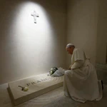 El Papa León XIV rezando ante la tumba del Papa Francisco en la Basílica de Santa María la Mayor en Roma