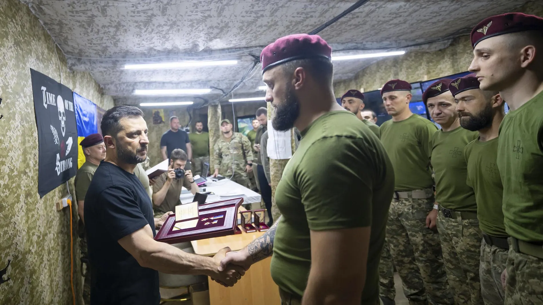 Ucrania.- Zelenski visita a las tropas en Dobropilia, cerca de la asediada ciudad de Pokrovsk