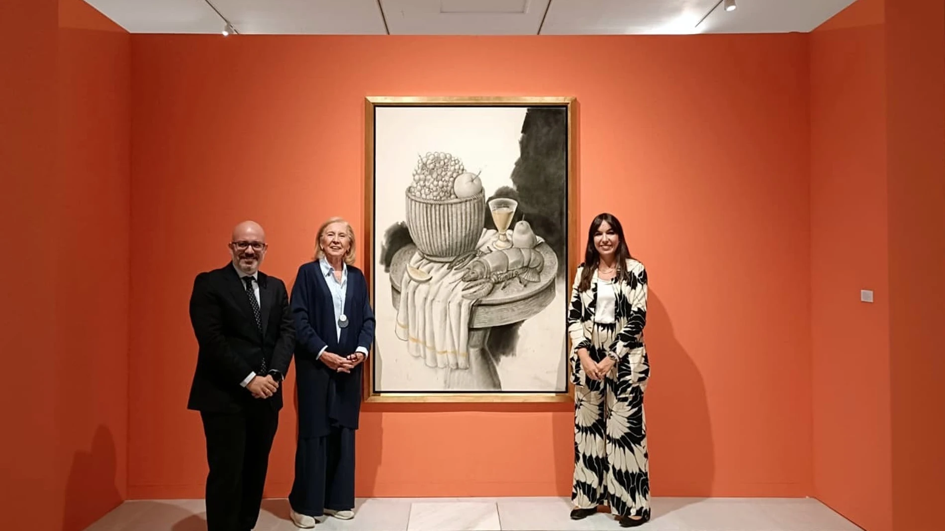 El director comercial de CaixaBank en Granada y Jaén, Amador Carmona, la presidenta de CajaGranada Fundación, María Elena Martín-Vivaldi, y la comisaria de la exposición 'Bodegón', María Toral, en su presentación en octubre