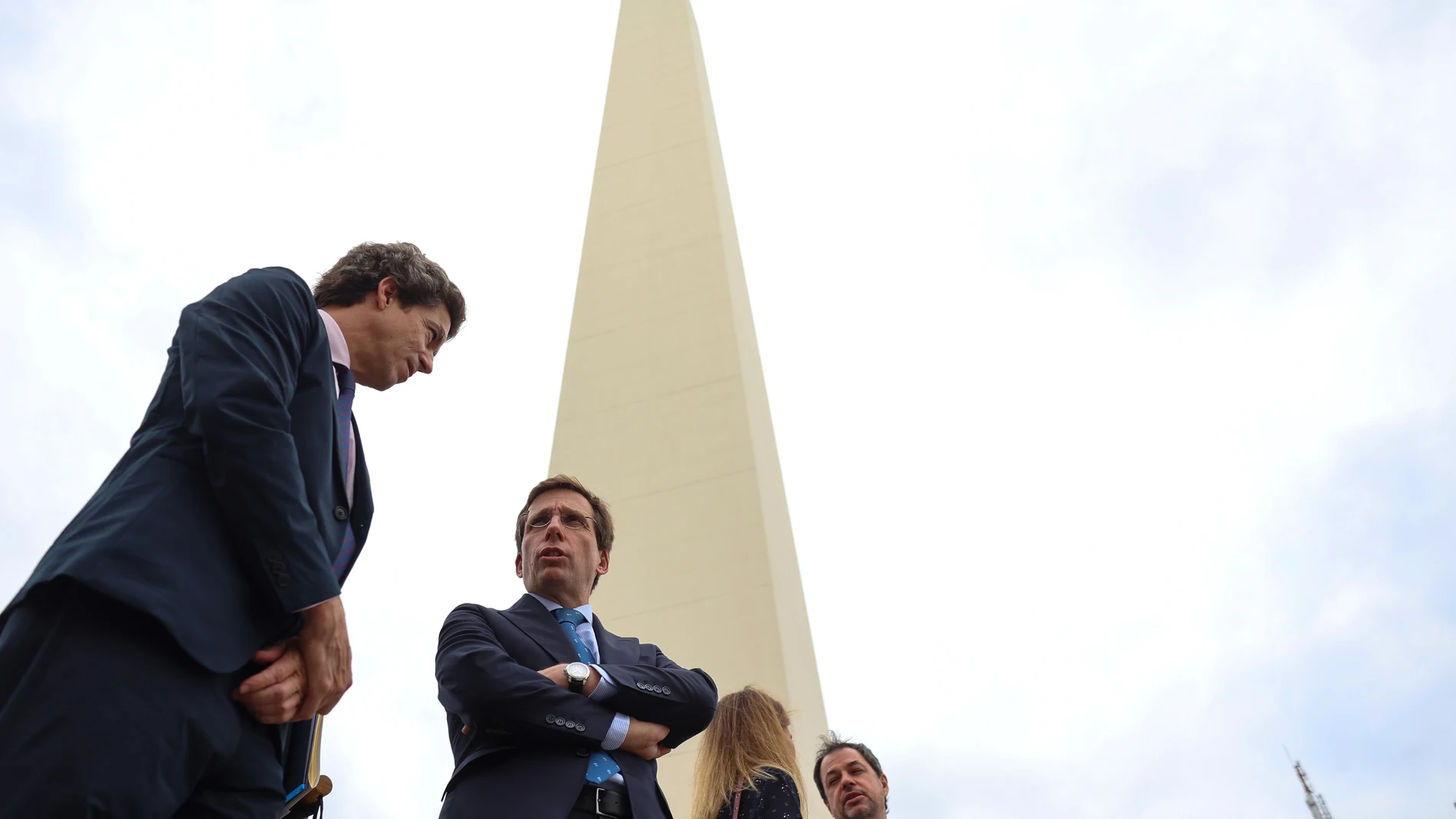 AME5344. BUENOS AIRES (ARGENTINA), 04/11/2025.- El alcalde de Madrid, José Luis Martínez Almeida (c), realiza un recorrido por el Obelisco este martes, en Buenos Aires (Argentina). EFE/ Juan Ignacio Roncoroni