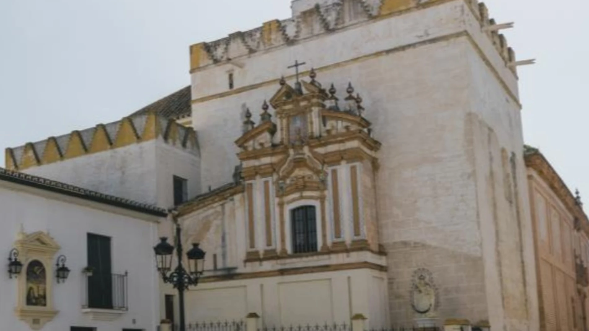 Exterior de la parroquia de Nuestra Señora de las Nieves de Benacazón.