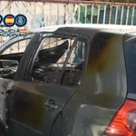 Vehículo quemado en Algeciras.