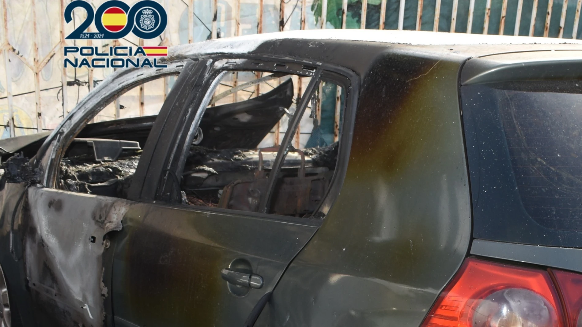 Vehículo quemado en Algeciras.