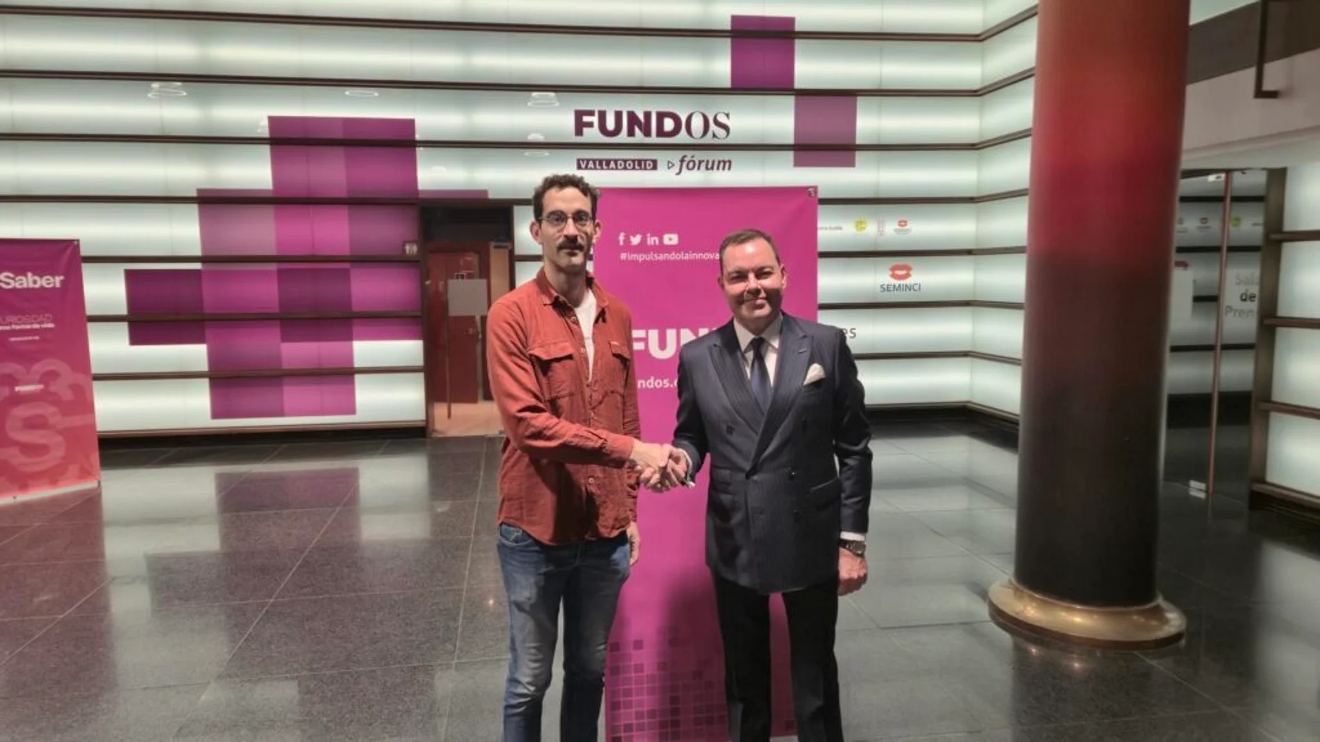 Miguel Jerez, director de la asociación El Silo-Casa de Cultura y José María Viejo, director general de FUNDOS durante la firma del convenio en el Auditorio FUNDOS Fórum Valladolid