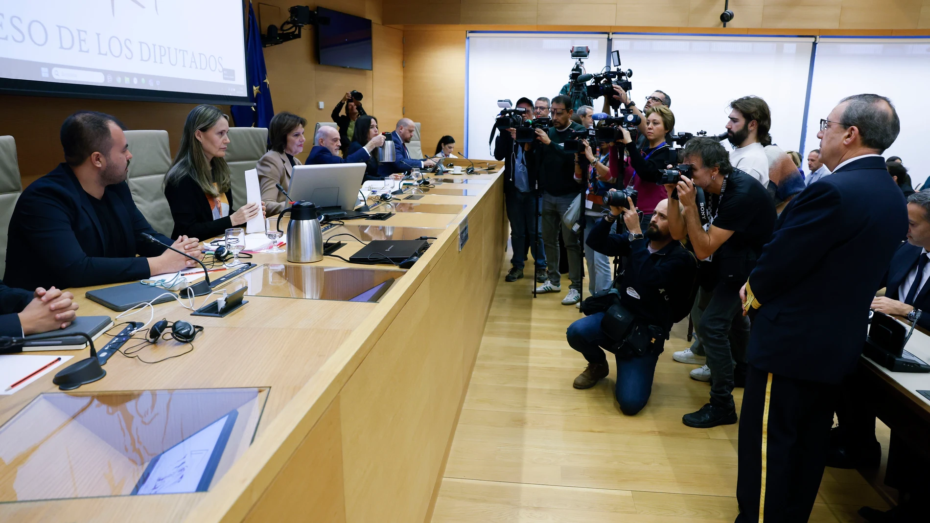 MADRID, 04/11/2025.- Las víctimas protagonizan en el Congreso de los Diputados la primera sesión de la Comisión de Investigación sobre la gestión de la crisis de la dana del 29 de octubre de 2024, un año después de la catástrofe, que dejó 237 víctimas mortales, sobre todo en la provincia de Valencia. EFE/ JJ Guillen