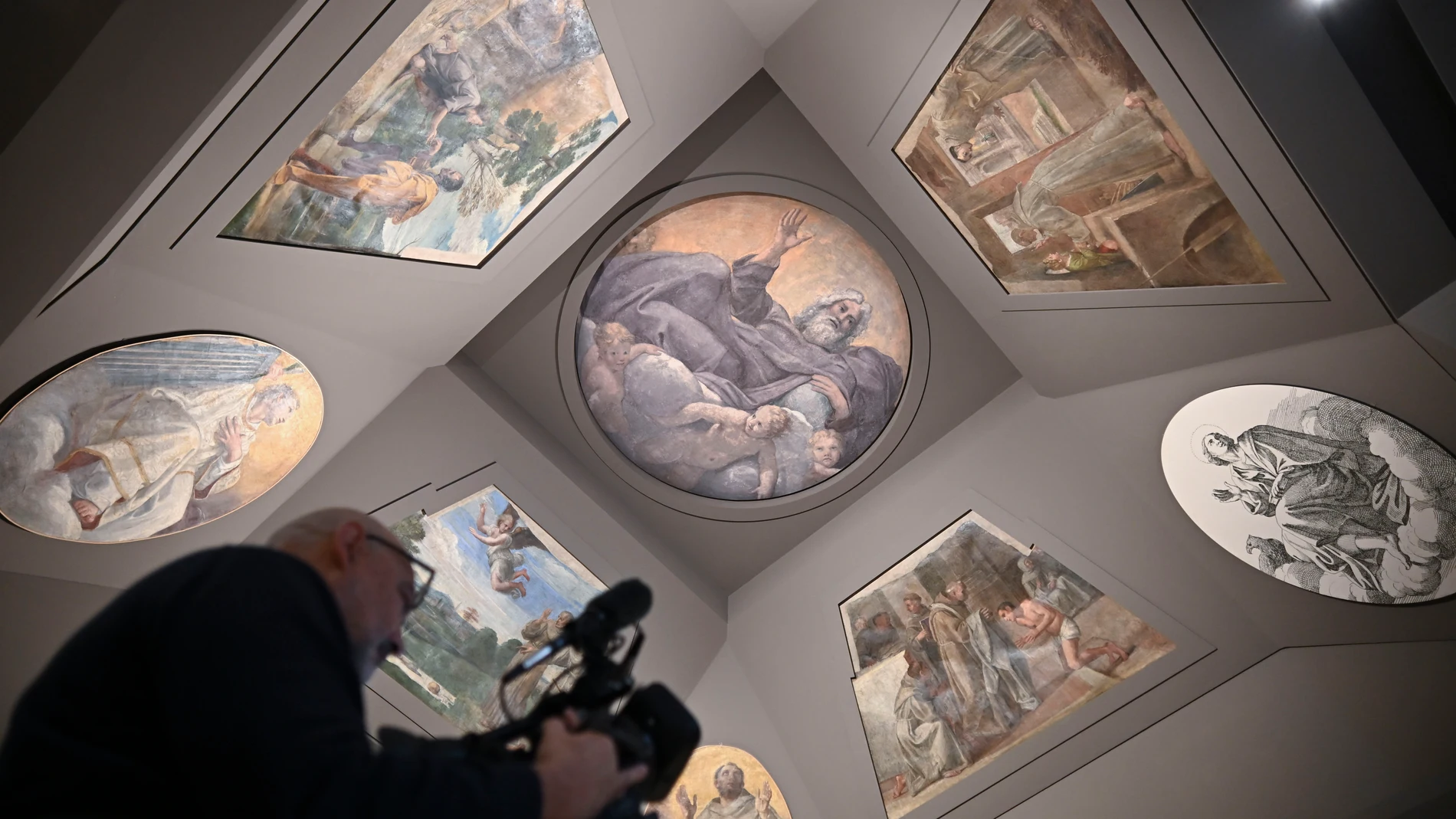 MADRID, 04/11/2025.-Vista de la presentación de la instalación permanente de los siete fragmentos de pintura mural realizados por Annibale Carracci y Francesco Albani, procedentes de la histórica Capilla Herrera de Roma, que se conservan en la institución, este martes en el Museo del Prado en Madrid.-EFE/ Fernando Villar