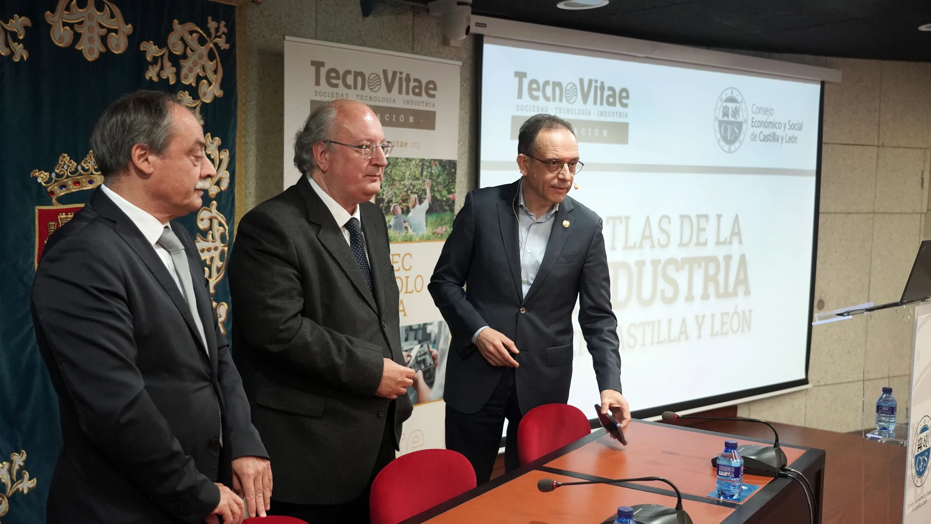 Rafael Álvarez junto a Enrique Cabero y Javier Escribano en la presentación