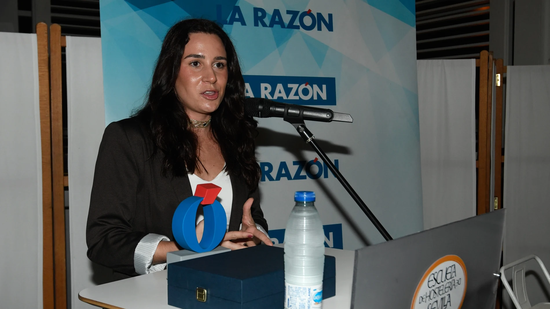 La periodista Elena Lozano durante su discurso en el IV Premio Manuel Barrios para jóvenes periodistas