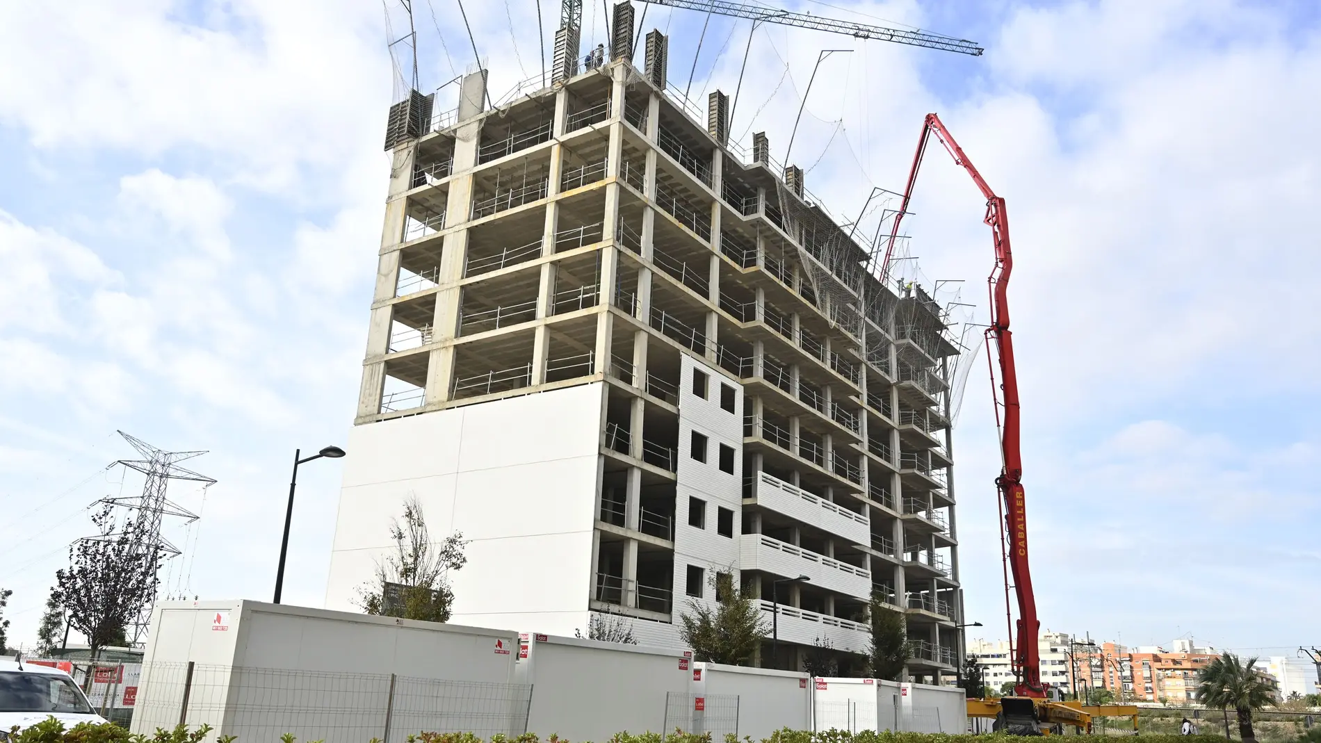 Catalá visita el edificio de 86 viviendas de alquiler asequible en el barrio de Malilla
