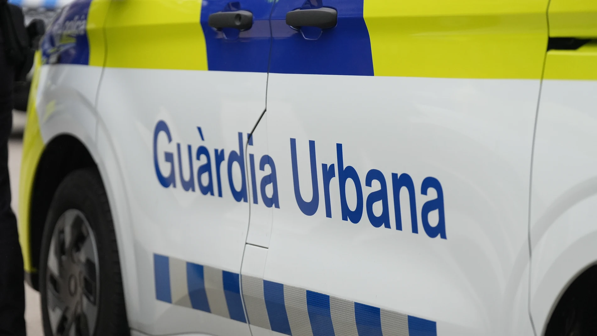 El alcalde de Barcelona, Jaume Collboni (c), interviene junto al tercer teniente de alcaldía, Área de Prevención, Seguridad, Convivencia y Régimen Interior del Ayuntamiento de Barcelona, Albert Batlle (i), y el jefe de la Guardia Urbana e Intendiente Mayor, ?Pedro Velázquez (d), durante la presentación de los nuevos vehículos de la Guardia Urbana en el Arco de Triunfo, a 5 de noviembre de 2025, en Barcelona. Cataluña (España). 05 NOVIEMBRE 2025;COLLBONI;GUARDIA URBANA;BARCELONA;CATALUNYA Da...